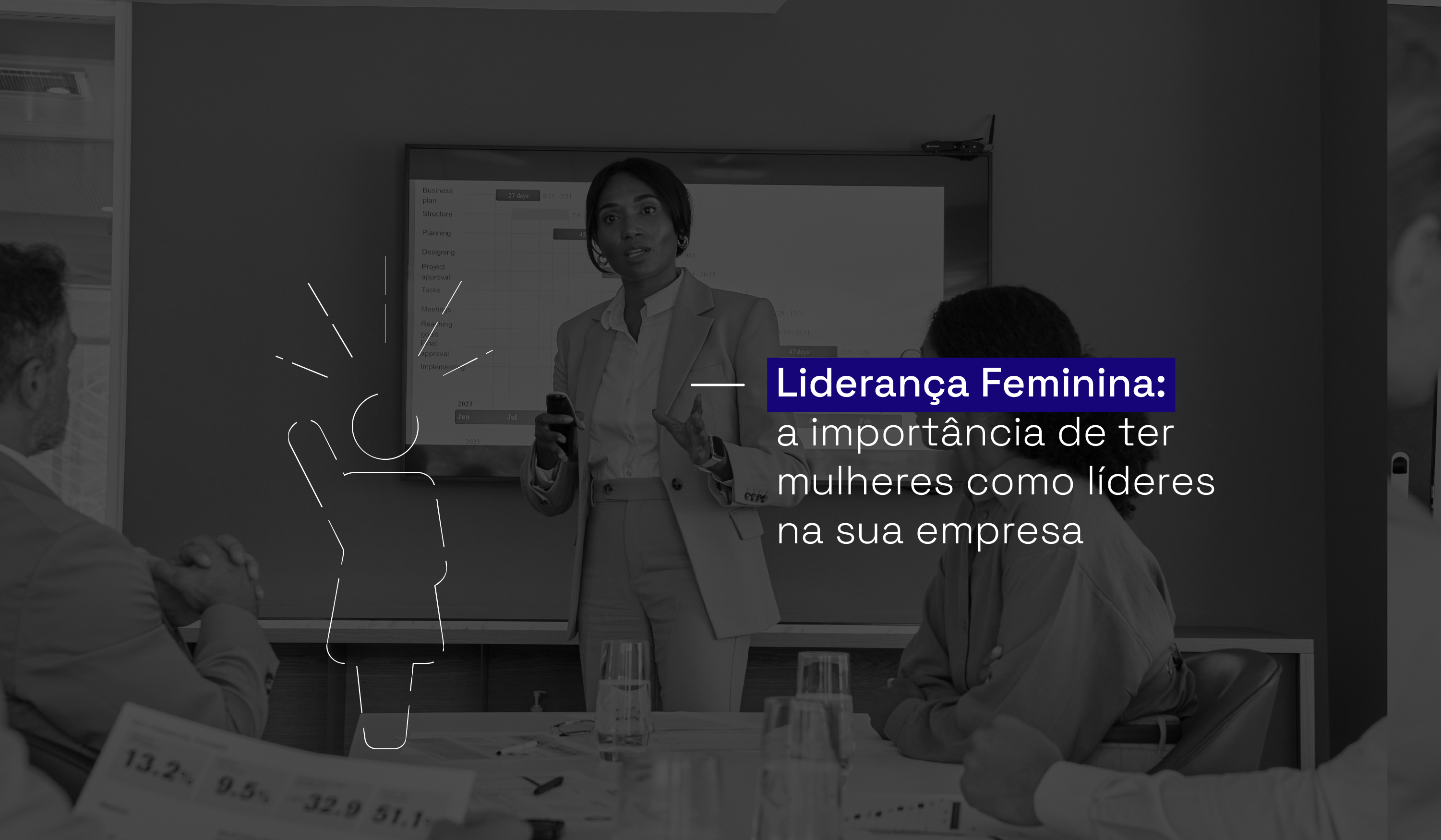 Mulher de negócios liderando reunião. Artigo explica a importância de ter mulheres como líderes na sua empresa.