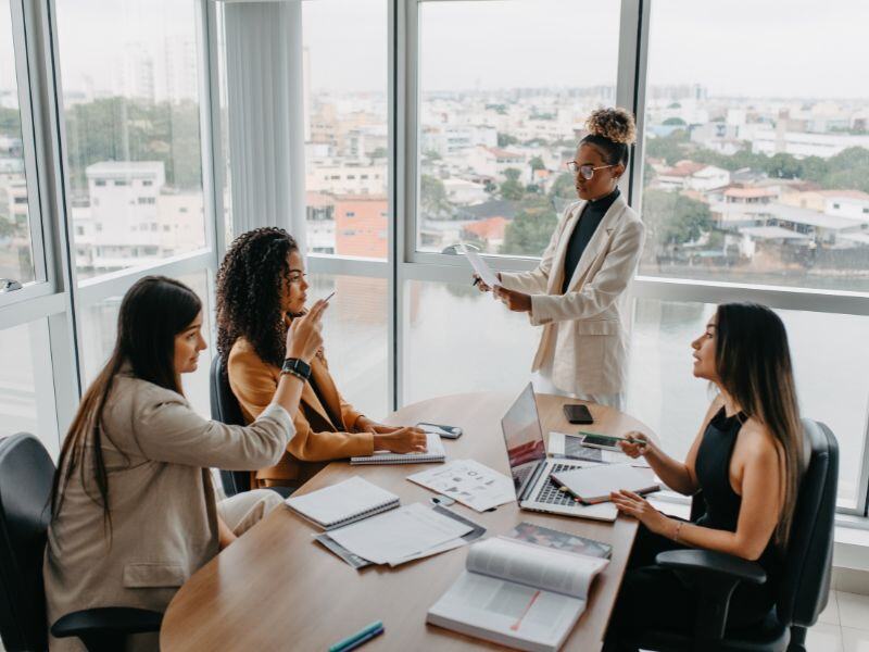 diferença entre líder e chefe equipe