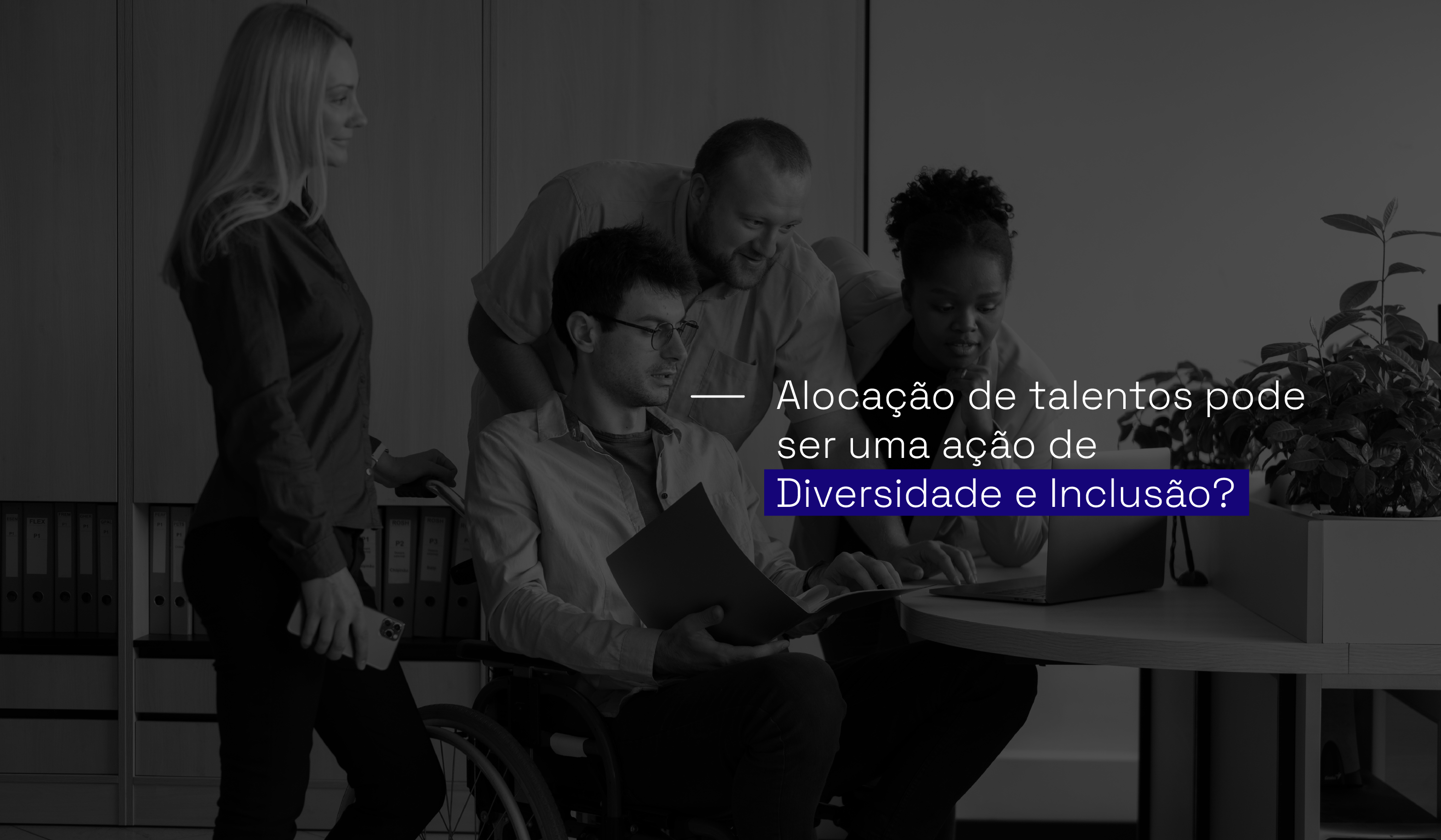 Equipe com marcadores de diversidade tem reunião em escritório. Acima da imagem o título: Alocação de talentos pode ser uma ação de Diversidade e Inclusão?